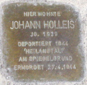 <p>HIER WOHNTE<br />
JOHANN HOLLEIS<br />
JG. 1939<br />
DEPORTIERT 1944<br />
HEILANSTALT<br />
AM SPIEGELGRUND<br />
ERMORDET 27.4.1944</p>
