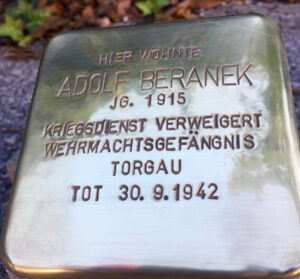 <p>HIER WOHNTE<br />
ADOLF BERANEK<br />
JG. 1915<br />
KRIEGSDIENST VERWEIGERT<br />
WEHRMACHTSGEFÄNGNIS<br />
TORGAU<br />
TOT 30.9.1942</p>
