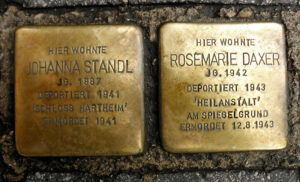 <p>HIER WOHNTE<br />
ROSEMARIE DAXER<br />
JG. 1942<br />
DEPORTIERT 1943<br />
HEILANSTALT<br />
AM SPIEGELGRUND<br />
ERMORDET 12.8.1943</p>
