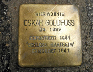 <p>HIER WOHNTE<br />
OSKAR GOLDFUSS<br />
JG. 1899<br />
DEPORTIERT 1941<br />
SCHLOSS HARTHEIM<br />
ERMORDET 1941</p>
