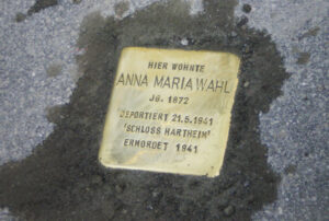 <p>HIER WOHNTE<br />
ANNA MARIA WAHL<br />
JG. 1872<br />
DEPORTIERT 21.5.1941<br />
SCHLOSS HARTHEIM<br />
ERMORDET 1941</p>
