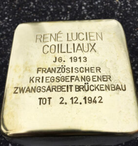 <p>RENÉ LUCIEN COILLIAUX<br />
JG. 1913<br />
FRANZÖSISCHER KRIEGSGEFANGENER<br />
ZWANGSARBEIT BRÜCKENBAU<br />
TOT 2. 12. 1942</p>
