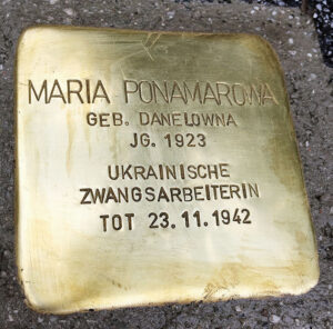 <p>MARIA PONAMAROWA<br />
GEB. DANELOWNA<br />
JG. 1923<br />
UKRAINISCHE ZWANGSARBEITERIN<br />
TOT 23. 11. 1942</p>
