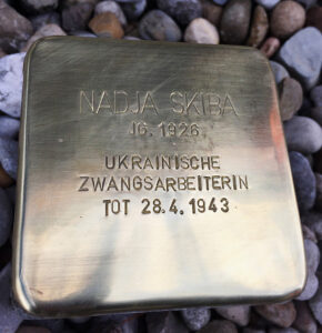 <p>NADJA SKIBA<br />
JG. 1926<br />
UKRAINISCHE ZWANGSARBEITERIN<br />
TOT 28. 4. 1943</p>
