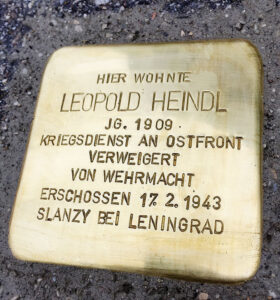 <p>HIER WOHNTE<br />
LEOPOLD HEINDL<br />
JG. 1909<br />
KRIEGSDIENST AN OSTFRONT VERWEIGERT<br />
VON WEHRMACHT ERSCHOSSEN 17. 2. 1943<br />
SLANZY BEI LENINGRAD</p>
