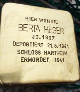 <p>HIER WOHNTE<br />
BERTA HEGER<br />
JG. 1897<br />
DEPORTIERT 21. 5. 1941<br />
SCHLOSS HARTHEIM<br />
ERMORDET 1941</p>
