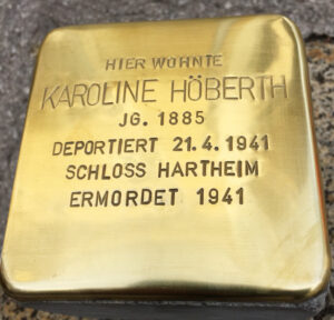 <p>HIER WOHNTE<br />
KAROLINE HÖBERTH<br />
JG. 1885<br />
DEPORTIERT 21. 4. 1941<br />
SCHLOSS HARTHEIM<br />
ERMORDET 1941</p>
