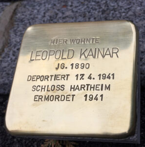 <p>HIER WOHNTE<br />
LEOPOLD KAINAR<br />
JG. 1890<br />
DEPORTIERT 17. 4. 1941<br />
SCHLOSS HARTHEIM<br />
ERMORDET 1941</p>
