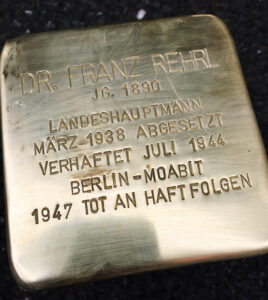 <p>DR. FRANZ REHRL<br />
JG. 1890<br />
LANDESHAUPTMANN<br />
MÄRZ 1938 ABGESETZT<br />
VERHAFTET JULI 1944<br />
BERLIN-MOABIT<br />
1947 TOT AN HAFTFOLGEN</p>
