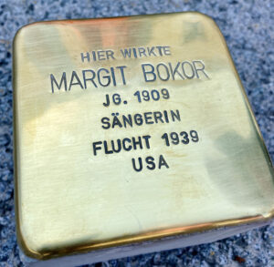 <p>HIER WIRKTE<br />
MARGIT BOKOR<br />
JG. 1909<br />
SÄNGERIN<br />
FLUCHT 1939<br />
USA</p>
