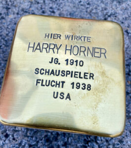 <p>HIER WIRKTE<br />
HARRY HORNER<br />
JG. 1910<br />
SCHAUSPIELER<br />
FLUCHT 1938<br />
USA</p>
