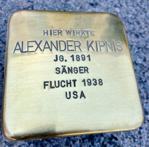 <p>HIER WIRKTE<br />
ALEXANDER KIPNIS<br />
JG. 1891<br />
SÄNGER<br />
FLUCHT 1938<br />
USA</p>
