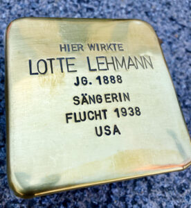 <p>HIER WIRKTE<br />
LOTTE LEHMANN<br />
JG. 1888<br />
SÄNGERIN<br />
FLUCHT 1938<br />
USA</p>
