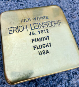 <p>HIER WIRKTE<br />
ERICH LEINSDORF<br />
JG. 1912<br />
PIANIST<br />
FLUCHT<br />
USA</p>
