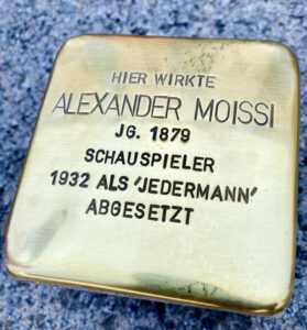 <p>HIER WIRKTE<br />
ALEXANDER MOISSI<br />
JG. 1879<br />
SCHAUSPIELER<br />
1932 ALS “JEDERMANN” ABGESETZT</p>
