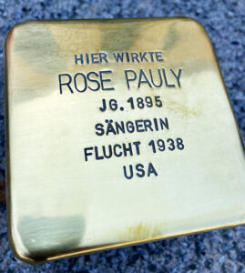 <p>HIER WIRKTE<br />
ROSE PAULY<br />
JG. 1895<br />
SÄNGERIN<br />
FLUCHT 1938<br />
USA</p>
