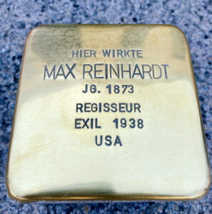 <p>HIER WIRKTE<br />
MAX REIHARDT<br />
JG. 1873<br />
REGISSEUR<br />
EXIL 1938<br />
USA</p>
