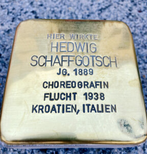 <p>HIER WIRKTE<br />
HEDWIG<br />
SCHAFFGOTSCH<br />
JG. 1889<br />
CHOREOGRAFIN<br />
FLUCHT 1938<br />
KROATIEN, ITALIEN</p>
