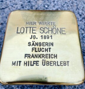 <p>HIER WIRKTE<br />
LOTTE SCHÖNE<br />
JG. 1891<br />
SÄNGERIN<br />
FLUCHT<br />
FRANKREICH<br />
MIT HILFE ÜBERLEBT</p>
