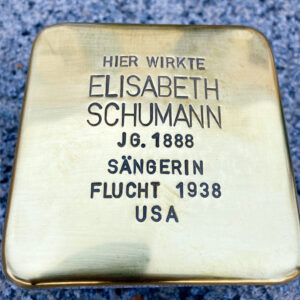 <p>HIER WIRKTE<br />
ELISABETH SCHUMANN<br />
JG. 1888<br />
SÄNGERIN<br />
FLUCHT 1938<br />
USA</p>
