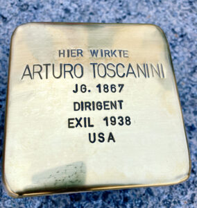 <p>HIER WIRKTE<br />
ARTURO TOSCANINI<br />
JG. 1867<br />
DIRIGENT<br />
EXIL 1938<br />
USA</p>
