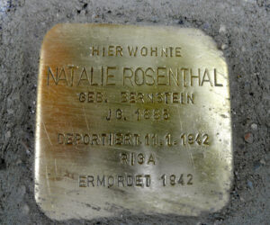 <p>HIER WOHNTE<br />
NATALIE ROSENTHAL<br />
GEB. BERNSTEIN<br />
JG. 1885<br />
DEPORTIERT 11.1.1942<br />
RIGA<br />
ERMORDET 1942</p>
