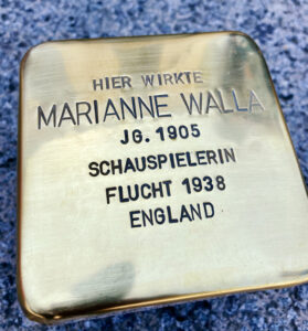 <p>HIER WIRKTE<br />
MARIANNE WALLA<br />
JG. 1905<br />
SCHAUSPIELERIN<br />
FLUCHT 1938<br />
ENGLAND</p>
