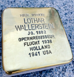 <p>HIER WIRKTE<br />
LOTHAR WALLERSTEIN<br />
JG. 1882<br />
OPERNREGISSEUR<br />
FLUCHT 1938<br />
HOLLAND<br />
1941 USA</p>
