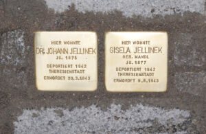 <p>HIER WOHNTE<br />
GISELA JELLINEK<br />
GEB. MANDL<br />
JG. 1877<br />
DEPORTIERT 1942<br />
THERESIENSTADT<br />
ERMORDET 9.8.1943</p>
