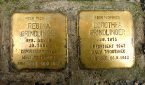 <p>HIER WOHNTE<br />
REGINA GRINDLINGER<br />
GEB. BONUS<br />
JG. 1884<br />
DEPORTIERT 1942<br />
MALY TROSTINEC<br />
ERMORDER 18.9.1942</p>
