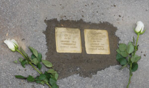 <p>HIER WOHNTE<br />
KLARA ANINGER<br />
GEB. TAUSSIS<br />
JG. 1882<br />
DEPORTIERT 1942<br />
THERESIENSTADT<br />
ERMORDET 4.10.1942</p>