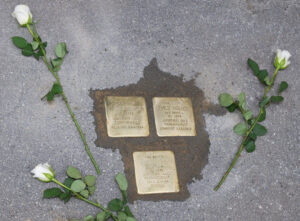 <p>HIER WOHNTE<br />
EMILIE FISCHER<br />
GEB. TAUSSIG<br />
JG. 1885<br />
DEPORTIERT 1942<br />
THERESIENSTADT<br />
ERMORDET 26.12.1943</p>
