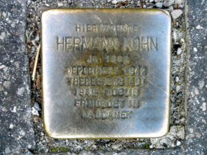 <p>HIER WOHNTE<br />
HERMANN KOHN<br />
JG. 1882<br />
DEPORTIERT 1942<br />
THERESIENSTADT<br />
1942 LUBLIN<br />
ERMORDET IN<br />
MAJDANEK</p>
