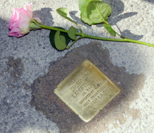 <p>HIER WOHNTE<br />
DR. ERNST<br />
LANGFELDER<br />
JG. 1892<br />
DEPORTIERT 1942<br />
MALY TROSTINEC<br />
ERMORDET 1.6.1942</p>
