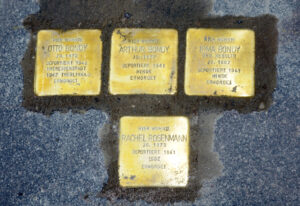 <p>HIER WOHNTE<br />
OTTO BONDY<br />
JG. 1873<br />
DEPORTIERT 1942<br />
THERESIENSTADT<br />
1942 TREBLINKA<br />
ERMORDET</p>
