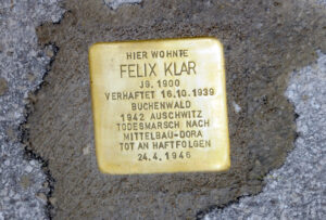 <p>HIER WOHNTE<br />
FELIX KLAR<br />
JG. 1900<br />
VERHAFTET 16.10.1939<br />
BUCHENWALD<br />
1942 AUSCHWITZ<br />
TODESMARSCH NACH<br />
MITTELBAU-DORAU<br />
TOT AN HAFTFOLGEN<br />
24.4.1946</p>
