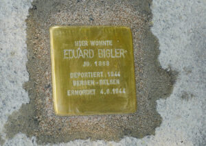 <p>HIER WOHNTE<br />
EDUARD BIGLER<br />
JG. 1868<br />
DEPORTIERT 1944<br />
BERGEN-BELSEN<br />
ERMORDET 4.6.1944</p>
