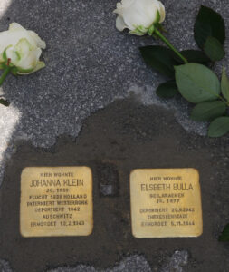 <p>HIER WOHNTE<br />
ELSBETH BULLA<br />
GEB. KRAEMER<br />
JG. 1877<br />
DEPORTIERT 20.8.1942<br />
THERESIENSTADT<br />
ERMORDET 5.11.1944</p>
