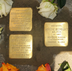 <p>HIER WOHNTE<br />
EDITH MORPURGO<br />
JG. 1912<br />
FLUCHT 1938 HOLLAND<br />
INTERNIERT WESTERBORK<br />
DEPORTIERT 1942<br />
AUSCHWITZ<br />
ERMORDET 31.8.1942</p>