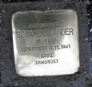 <p>HIER WOHNTE<br />
ROSA ENGLÄNDER<br />
JG. 1896<br />
DEPORTIERT 3.11.1941<br />
LODZ<br />
ERMORDET</p>
