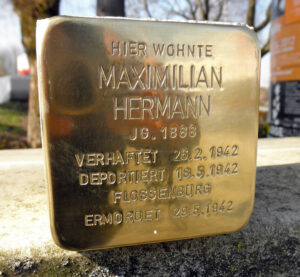 <p>HIER WOHNTE<br />
MAXIMILIAN<br />
HERMANN<br />
JG. 1888<br />
VERHAFTET 28.2.1942<br />
DEPORTIERT 18.5.1942<br />
FLOSSENBÜRG<br />
ERMORDET 29.5.1942</p>
