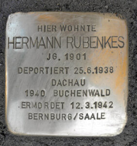 <p>HIER WOHNTE<br />
HERMANN RUBENKES<br />
JG. 1901<br />
DEPORTIERT 25.6.1938<br />
DACHAU<br />
1940 BUCHENWALD<br />
ERMORDET 12.3.1942<br />
BERNBURG/SAALE</p>
