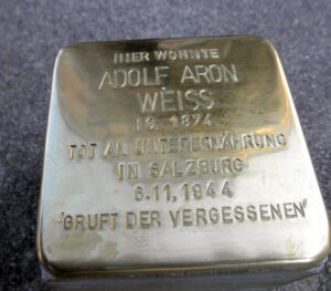 <p>HIER WOHNTE<br />
ADOLF ARON<br />
WEISS<br />
JG. 1874<br />
TOT AN UNTERERNÄHRUNG<br />
IN SALZBURG<br />
6.11.1944<br />
GRUFT DER VERGESSENEN</p>
