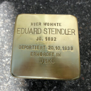 <p>HIER WOHNTE<br />
EDUARD STEINDLER<br />
JG. 1892<br />
DEPORTIERT 20.10.1939<br />
ERMORDET IN<br />
NISKO</p>
