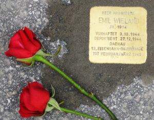 <p>HIER ARBEITETE<br />
EMIL WIELAND<br />
JG. 1914<br />
VERHAFTET 3.10.1944<br />
DEPORTIERT 27.12.1944<br />
DACHAU<br />
13. EISENBAHN-BAUBRIGADE<br />
TOT FEBRUAR/MÄRZ 1945</p>
