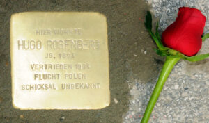 <p>HIER WOHNTE<br />
HUGO ROSENBERG<br />
JG. 1894<br />
VERTRIEBEN 1838<br />
FLUCHT POLEN<br />
SCHICKSAL UNBEKANNT</p>
