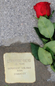 <p>LEAH EISENBERG<br />
JG. 1940<br />
DEPORTIERT 3.12.1941<br />
RIGA<br />
ERMORDET</p>
