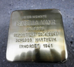 <p>HIER WOHNTE<br />
ISABELLA MAYR<br />
JG. 1903<br />
DEPORTIERT 16.4.1941<br />
SCHLOSS HARTHEIM<br />
ERMORDET 1941</p>
