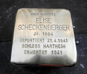 <p>HIER WOHNTE<br />
ELISE<br />
SCHECKENBERGER<br />
JG. 1904<br />
DEPORTIERT 21.4.1941<br />
SCHLOSS HARTHEIM<br />
ERMORDET</p>
