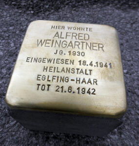 <p>HIER WOHNTE<br />
ALFRED<br />
WEINGARTNER<br />
JG. 1930<br />
EINGEWIESEN 18.4.1941<br />
HEILANSTALT<br />
EGLFING-HAAR<br />
TOT 21.6.1942</p>
